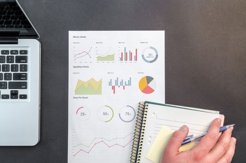 Calculadora, cuaderno con anotaciones y lápiz sobre una mesa de trabajo